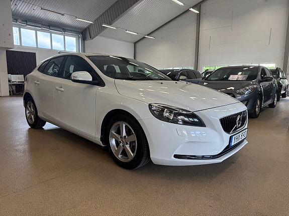 Volvo V40 2 of 8