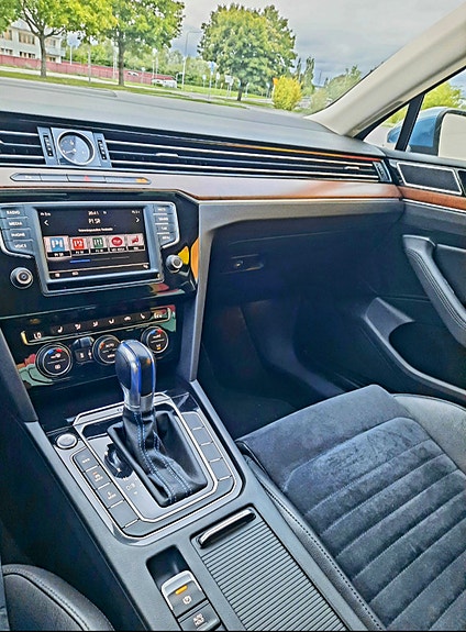 Volkswagen Passat 2 of 5