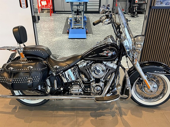 Harley-Davidson Softtail Heritage Classic Twin Cam 2 of 12