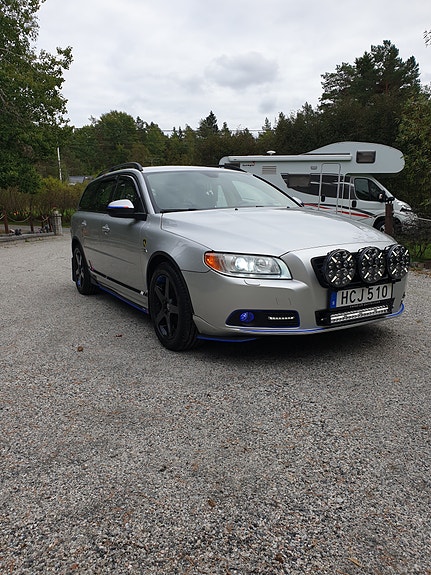 Volvo V70 2 of 8