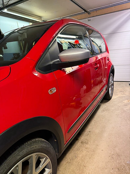 Volkswagen UP! 3 of 8