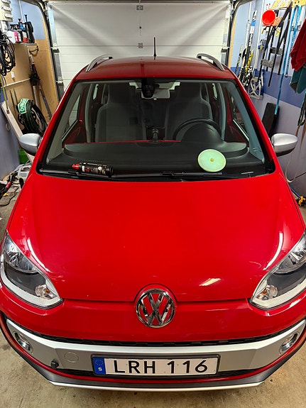 Volkswagen UP! 2 of 8