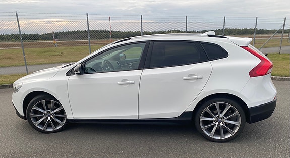 Volvo V40 Cross Country 5 of 13