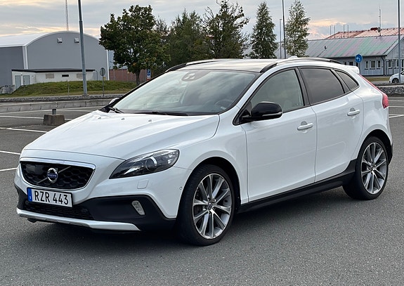 Volvo V40 Cross Country 2 of 13