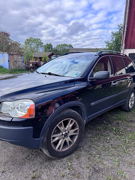 Volvo XC90 2 of 9