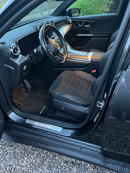 Mercedes-Benz GLC300 de 4 of 6