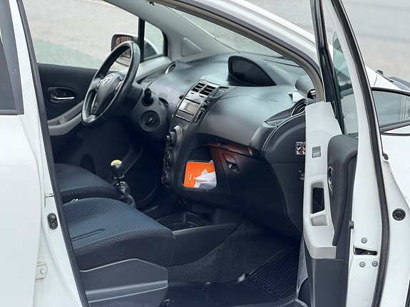Toyota Yaris 9 of 12
