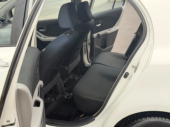 Toyota Yaris 12 of 12