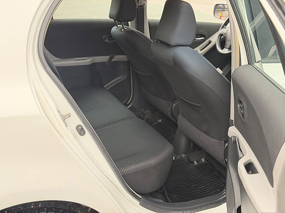 Toyota Yaris 11 of 12