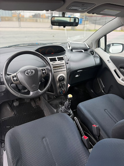 Toyota Yaris 7 of 12