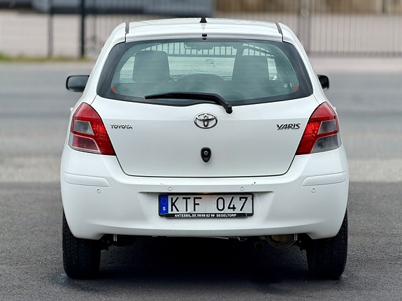 Toyota Yaris 5 of 12