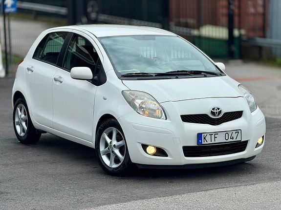 Toyota Yaris 3 of 12