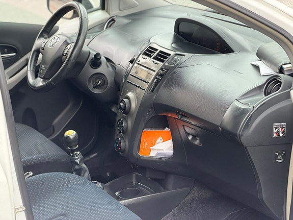 Toyota Yaris 10 of 12