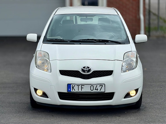 Toyota Yaris 2 of 12