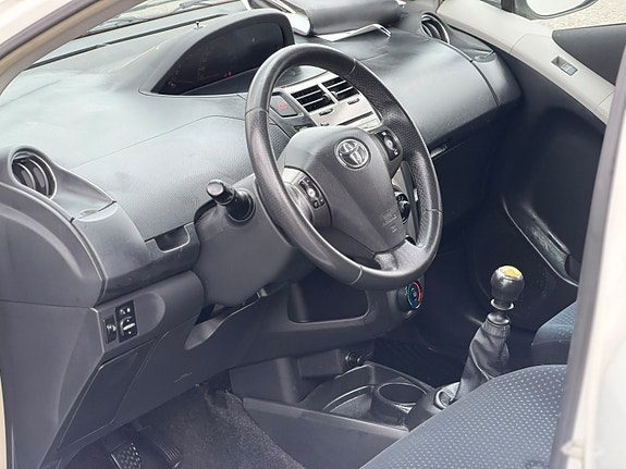 Toyota Yaris 8 of 12