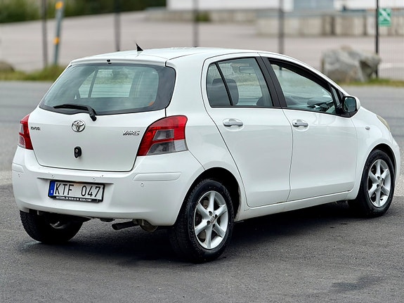 Toyota Yaris 4 of 12