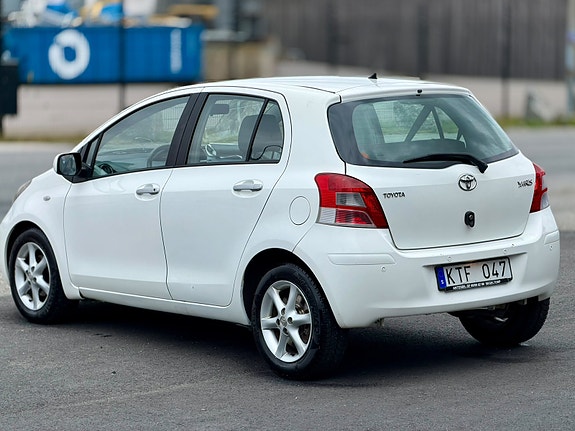 Toyota Yaris 6 of 12