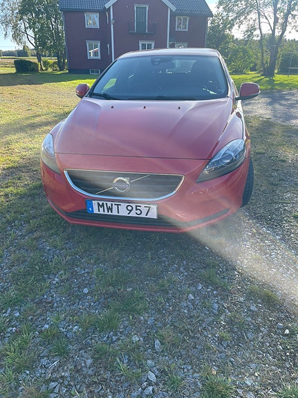 Volvo V40 2 of 6