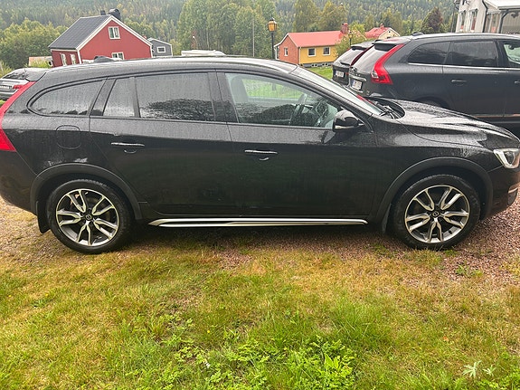 Volvo V60 Cross Country 2 of 9