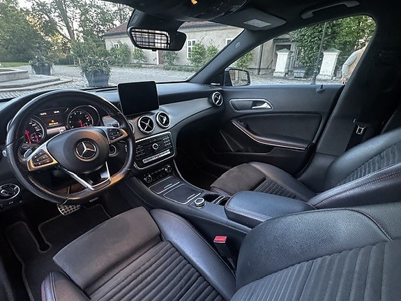 Mercedes-Benz CLA250 11 of 16