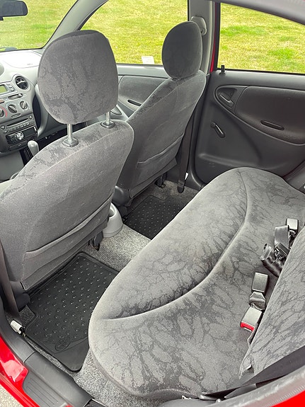 Toyota Yaris 10 of 11