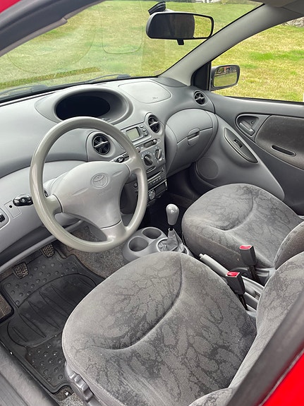 Toyota Yaris 8 of 11