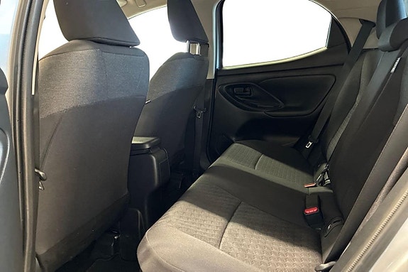 Toyota Yaris 13 of 27