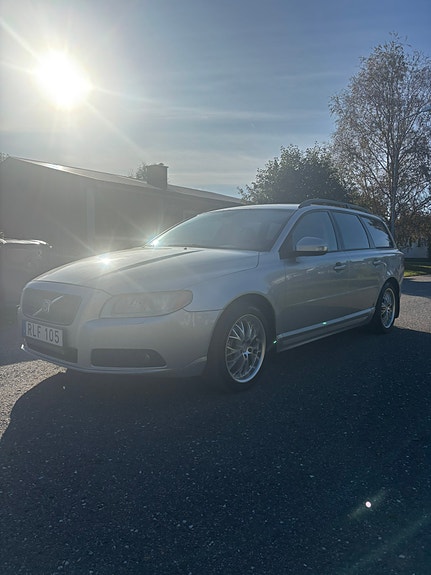 Volvo V70 2 of 13