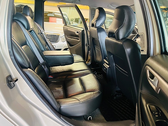 Volvo V70 12 of 16