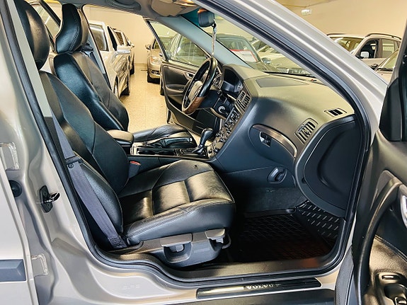 Volvo V70 8 of 16