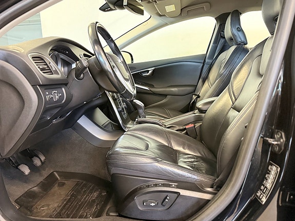 Volvo V40 12 of 16