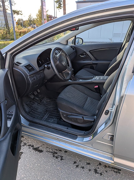 Toyota Avensis 7 of 12