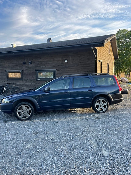Volvo XC70 2 of 7