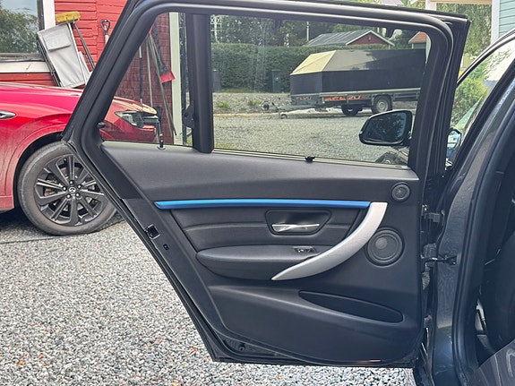 BMW 320d 9 of 17