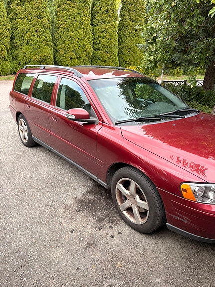Volvo V70 2 of 7