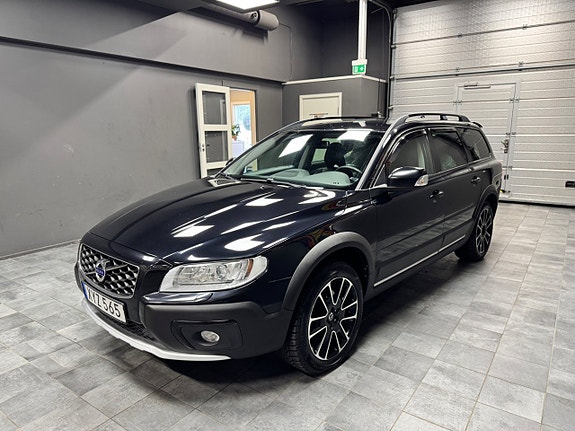 Volvo XC70 2 of 13