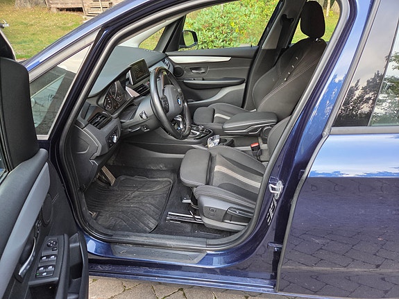 BMW 218i 5 of 13