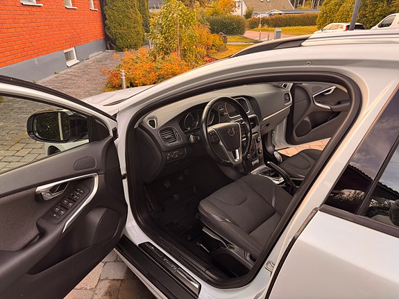 Volvo V40 Cross Country 3 of 8