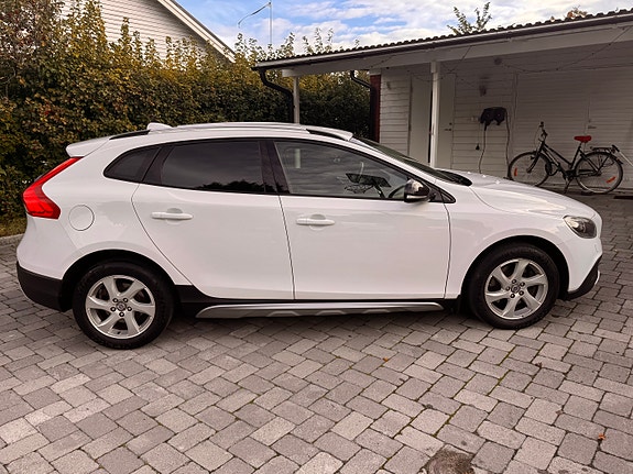 Volvo V40 Cross Country 2 of 8
