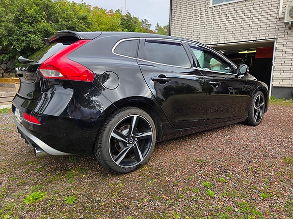 Volvo V40 2 of 9
