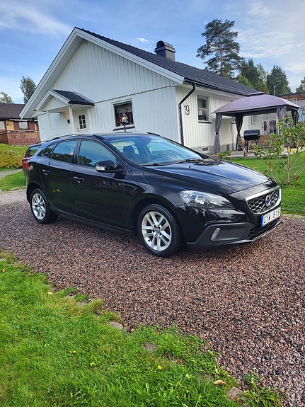 Volvo V40 Cross Country 2 of 10