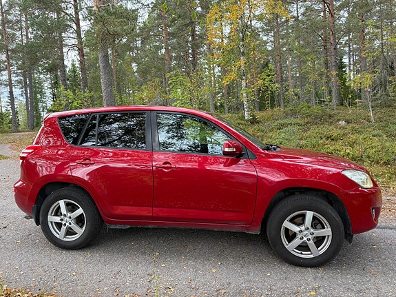 Toyota RAV4 9 of 16