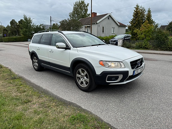 Volvo XC70 2 of 7
