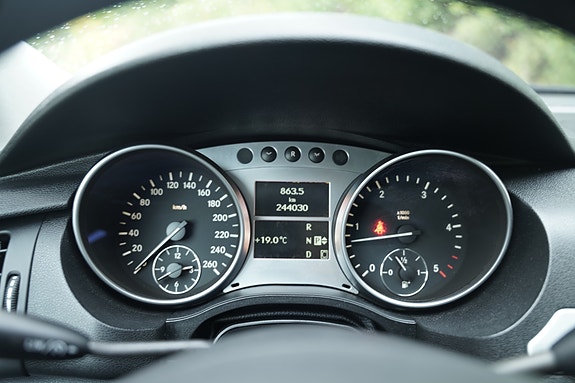 Mercedes-Benz R320 11 of 23