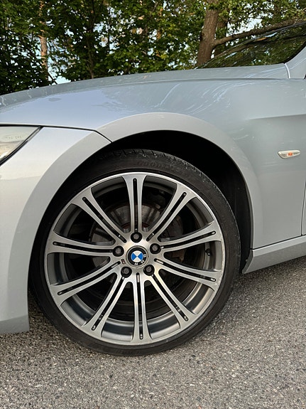 BMW 320i 3 of 11
