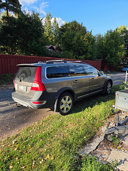 Volvo XC70 2 of 4