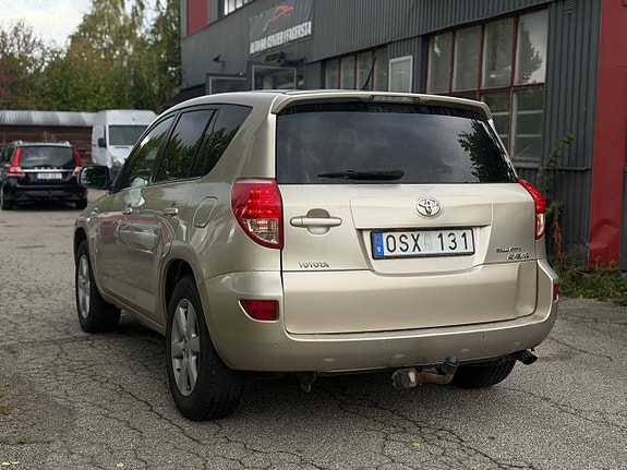 Toyota RAV4 4 of 5