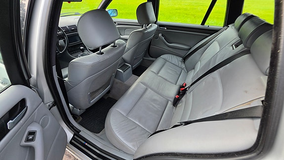 BMW 330i 7 of 10