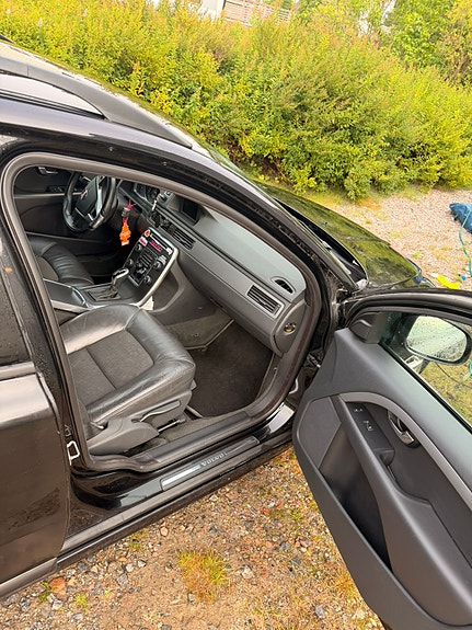 Volvo V70 4 of 6