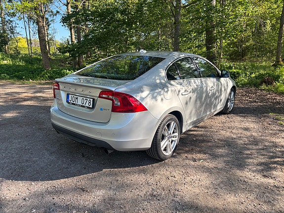 Volvo S60 2 of 5